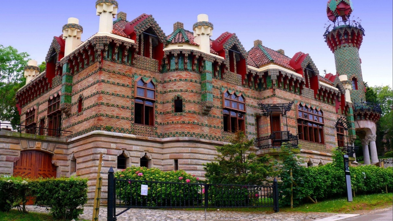 Яркий сказочный замок