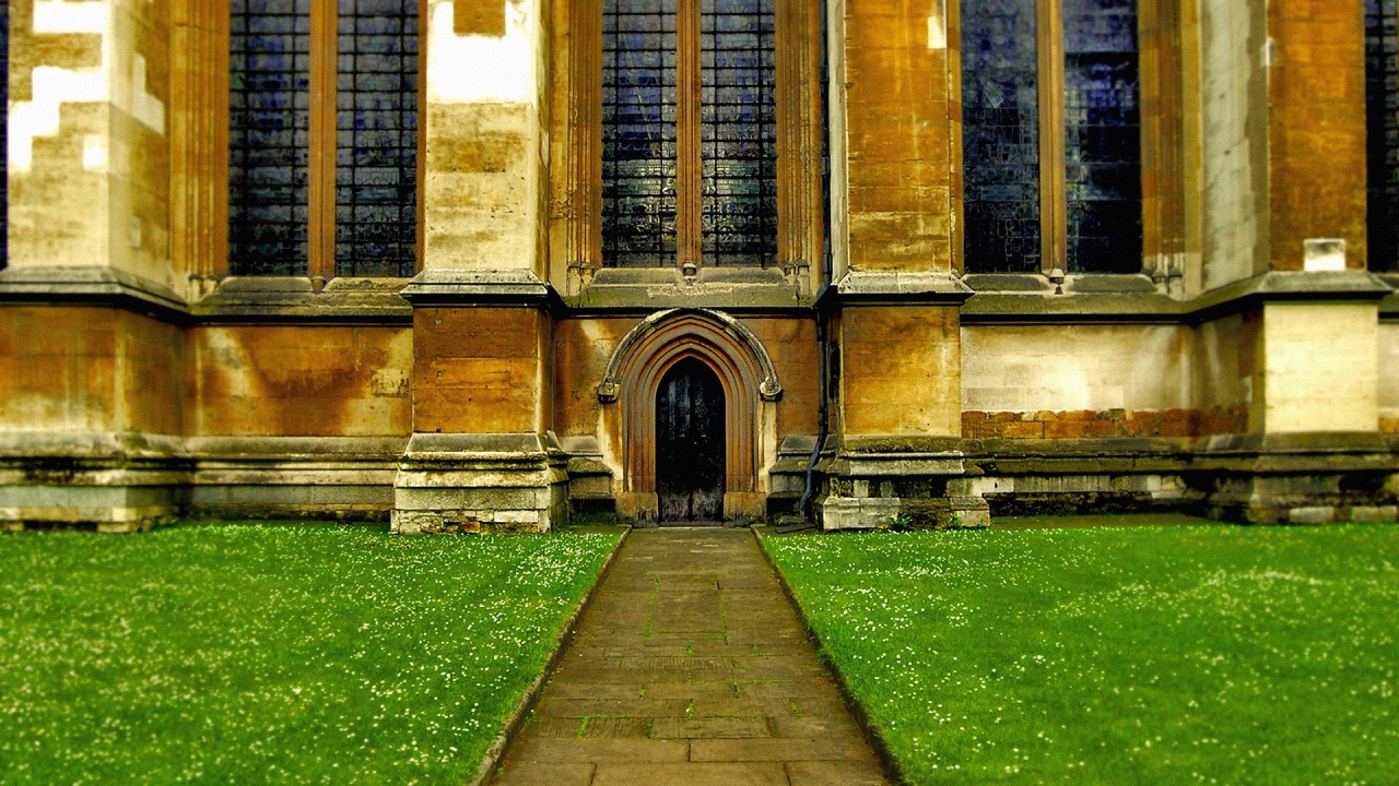 Внутренний дворик старинного монастыря