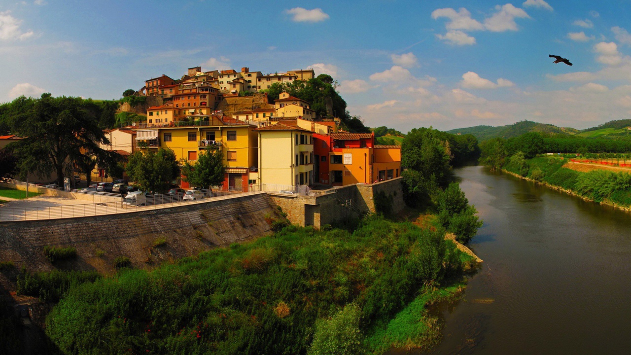 Дома на холме у берега реки