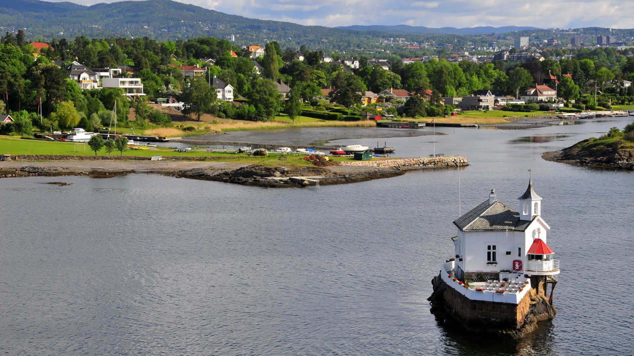 Домик на скале посреди реки