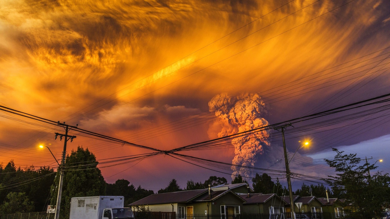 Оранжевое облако над вулканом Кальбуко, Чили