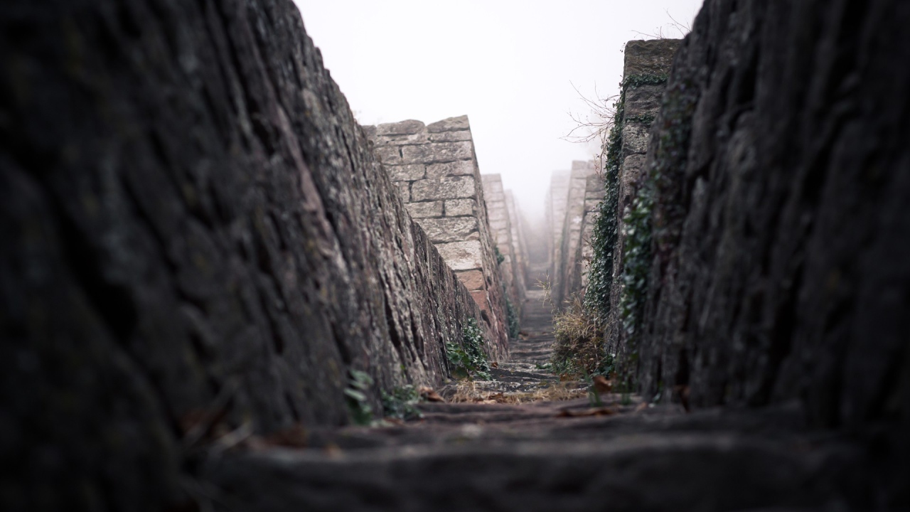 Дорога среди каменных пирамид