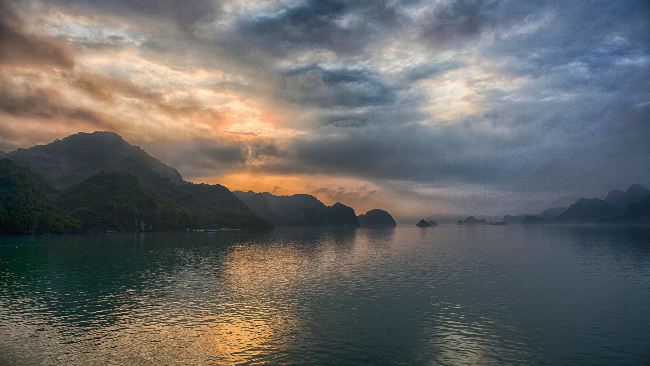 Закат в бухте Халонг, Вьетнам