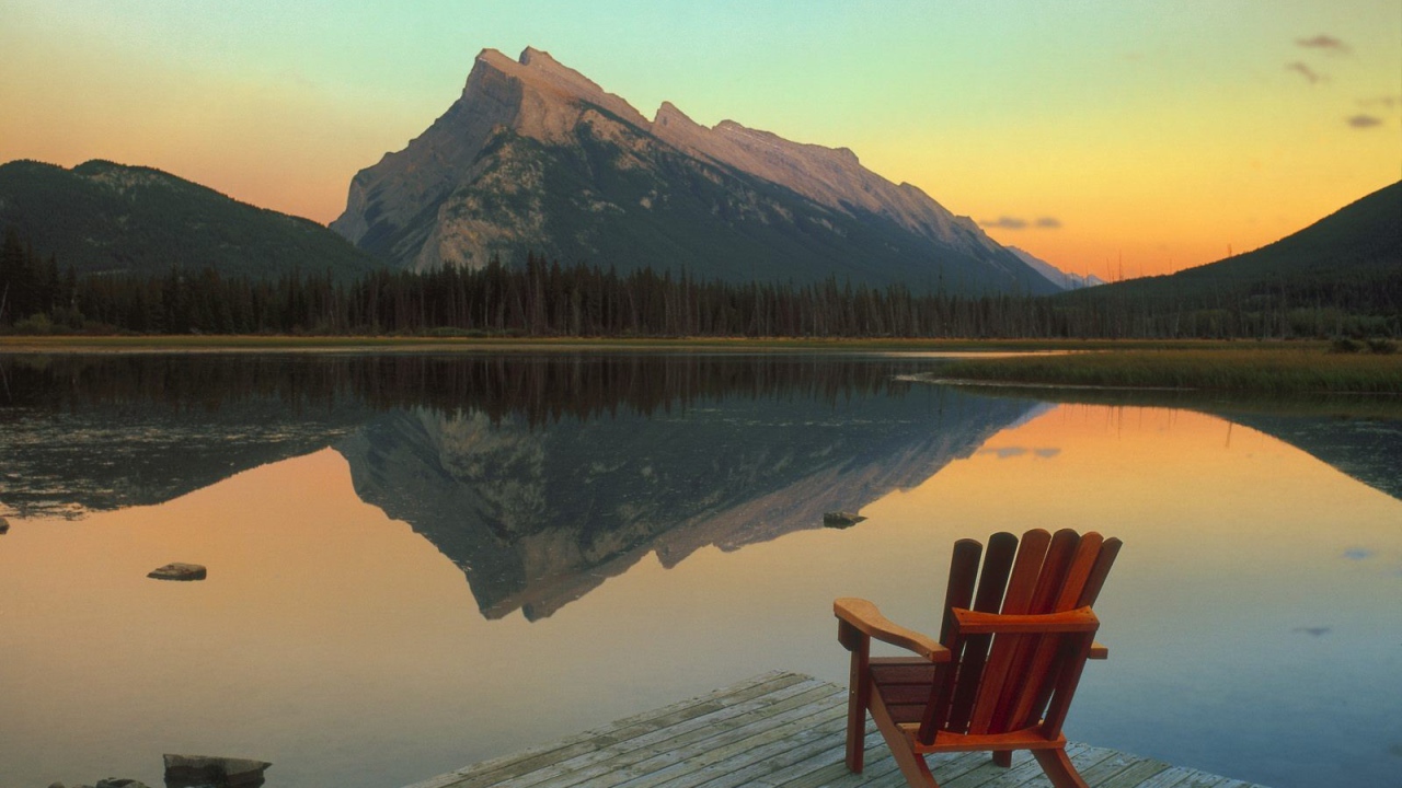 Шезлонг на берегу озера, Банф Канада