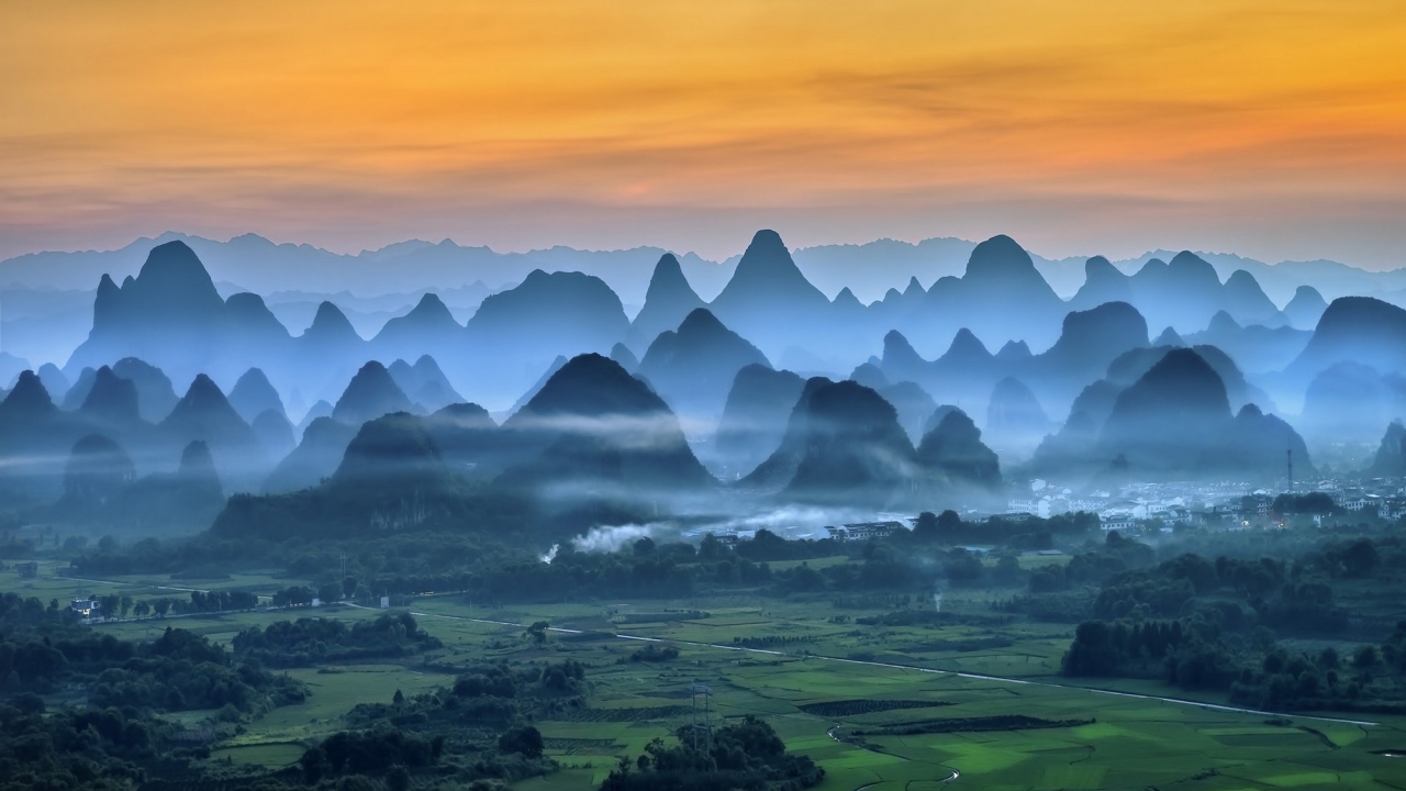 Туманное утро среди холмов в Китае