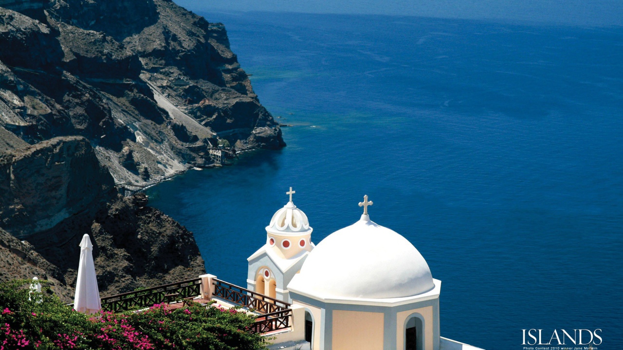 Церковь над морем в Греции