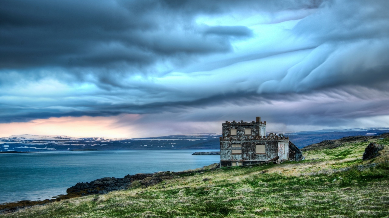 Небольшое строение на берегу озера в Исландии