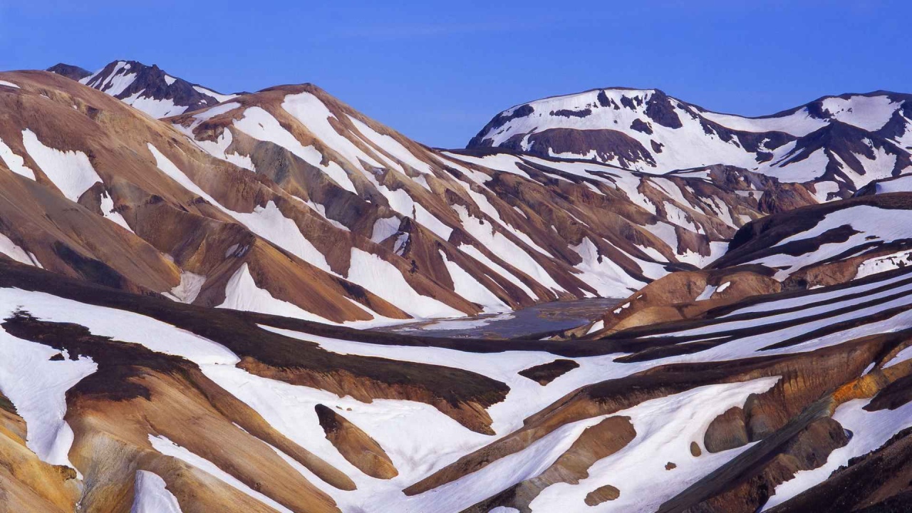 Коричневые горы в снегу в Исландии