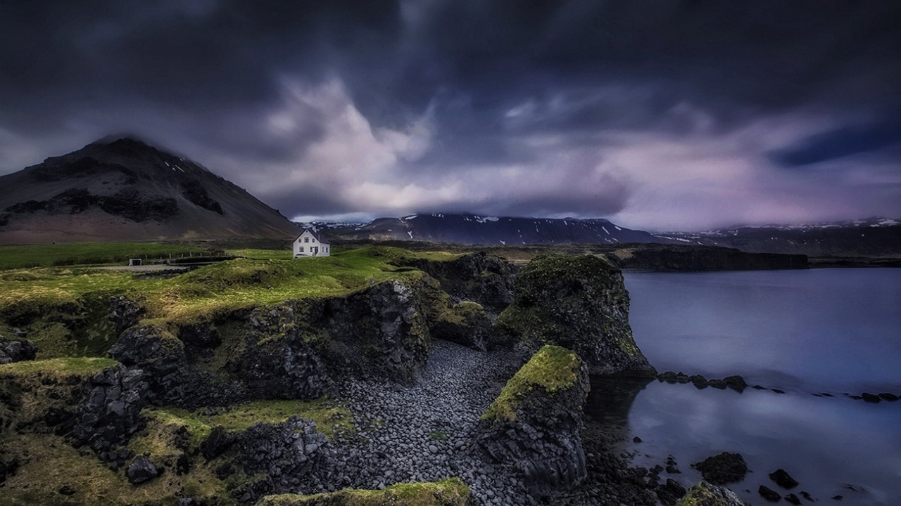 Небольшой дом на обрывистом берегу, Исландия