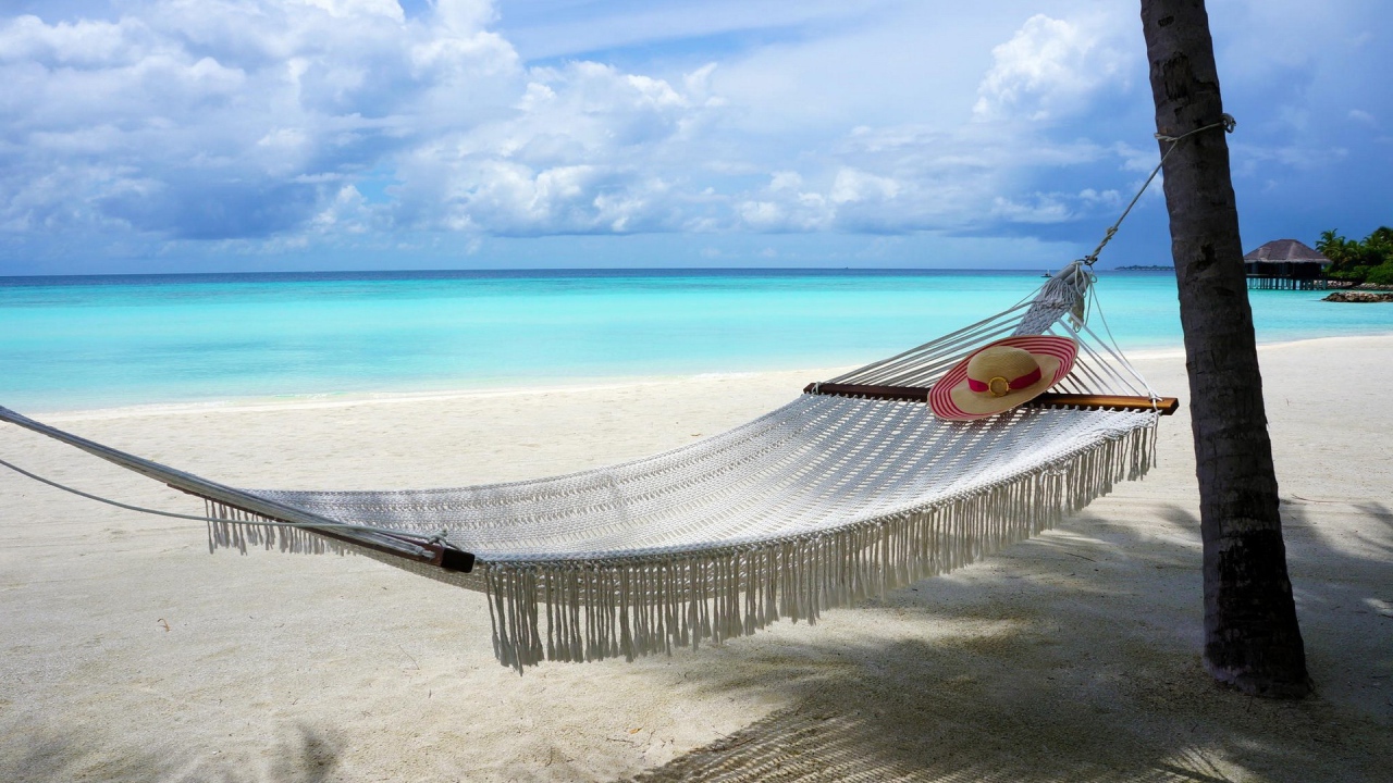 Белый гамак на пляже, Мальдивы