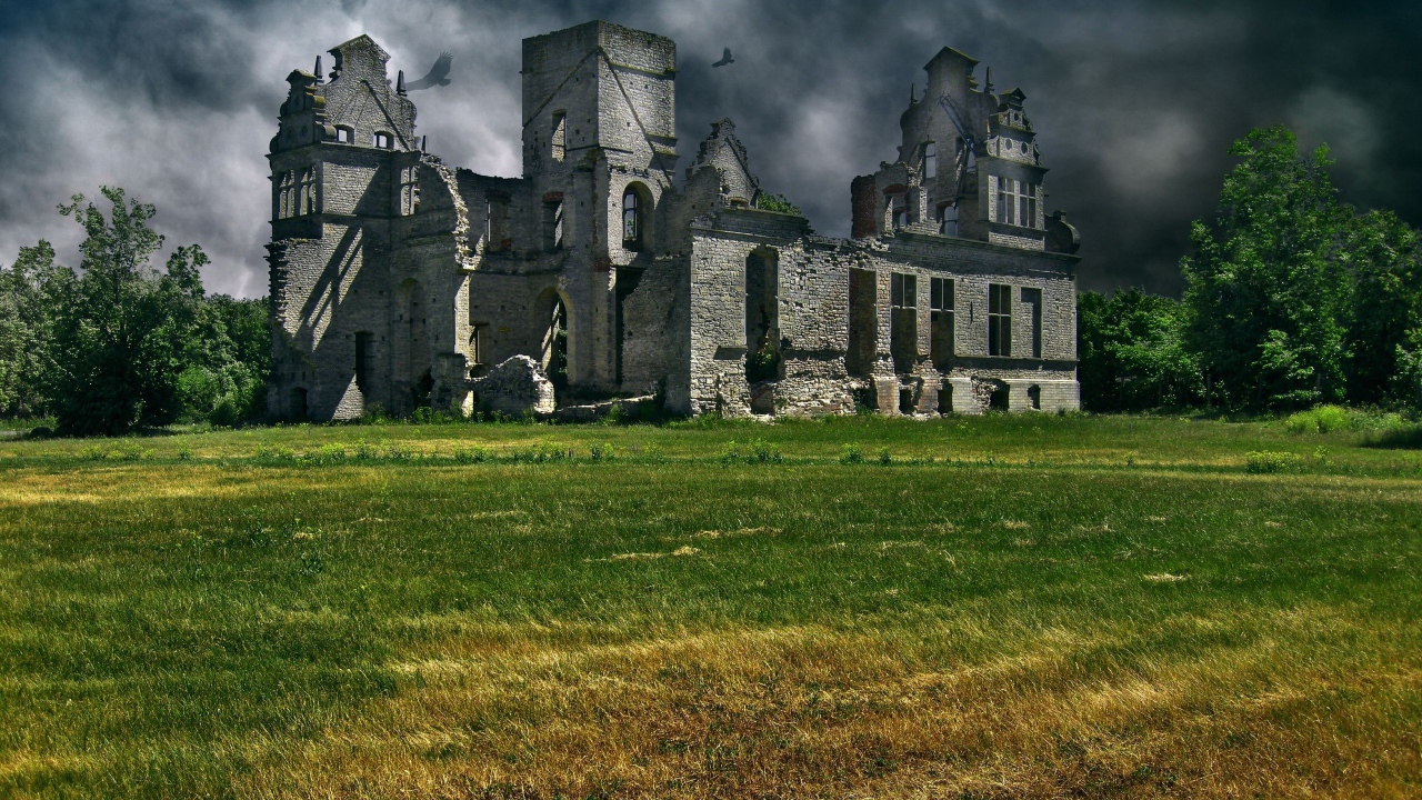 Вороны кружат над руинами замка в Шотландии