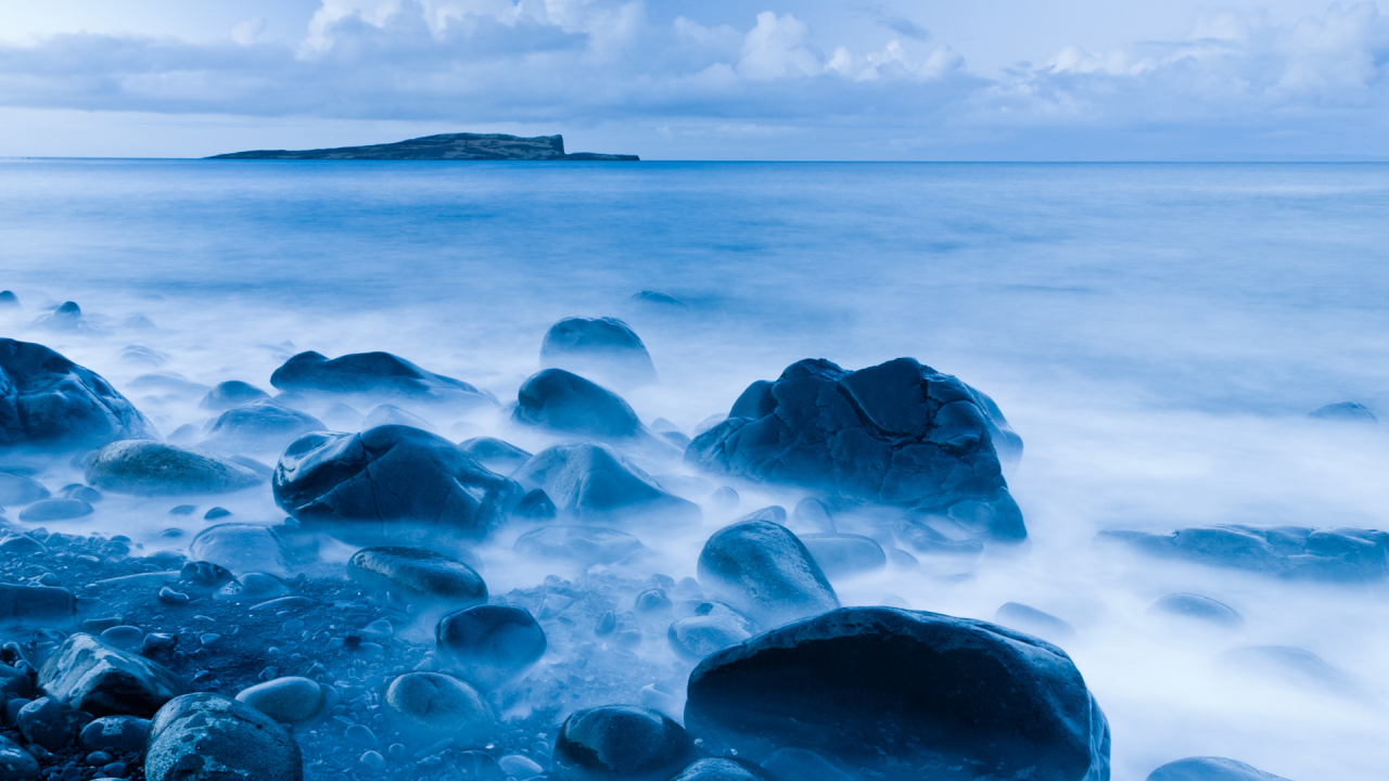 Голубое море у берегов Шотландии