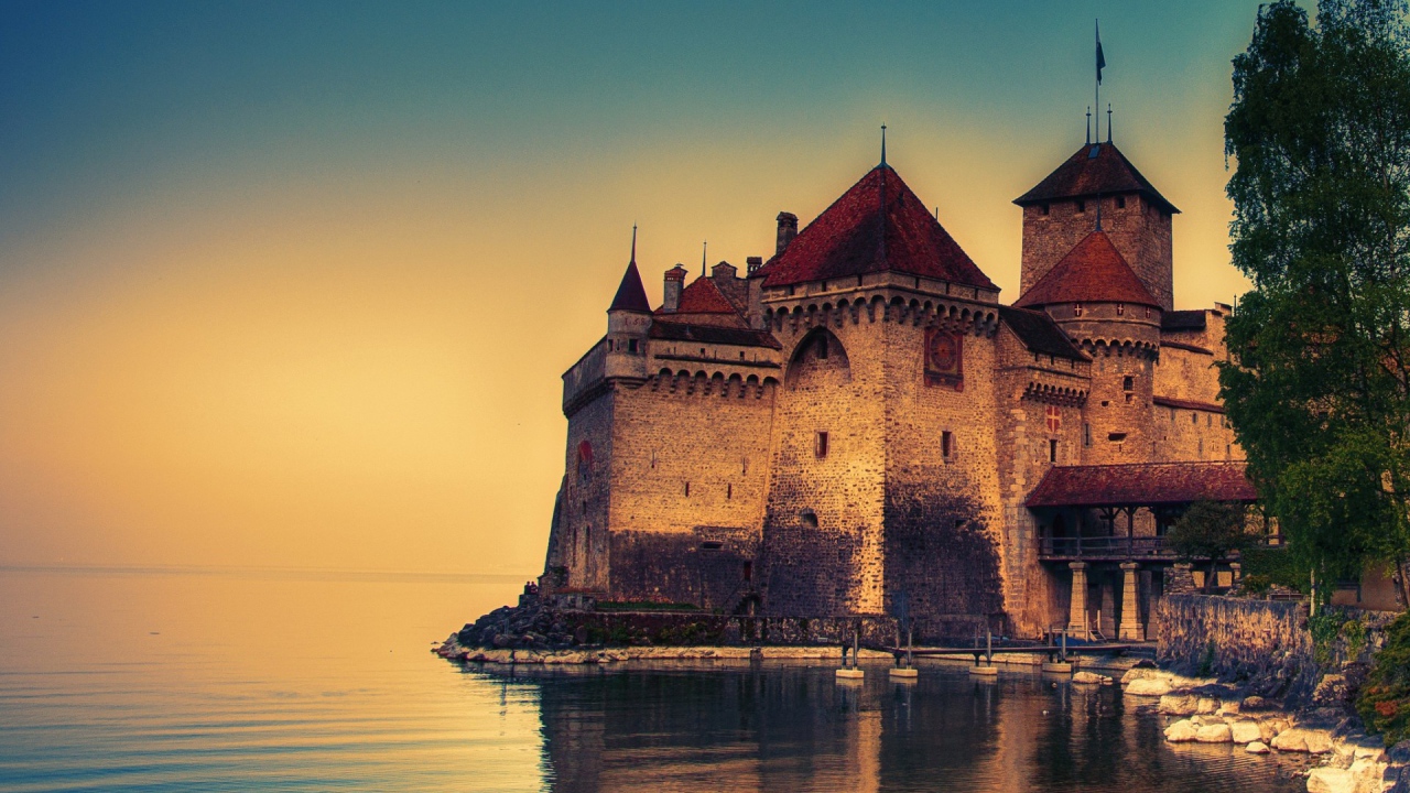 Шильонский замок на берегу Женевского озера