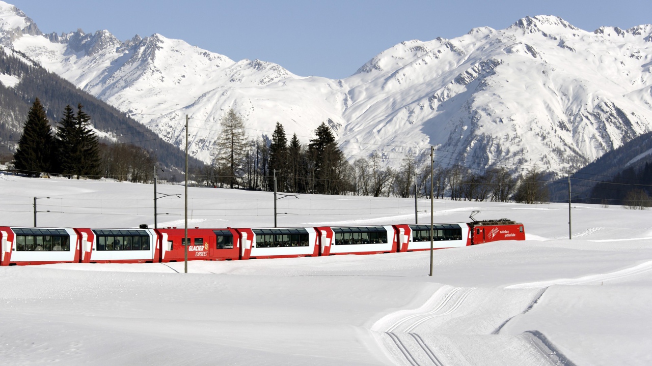 Пассажирский поезд в снегах в Швейцарии