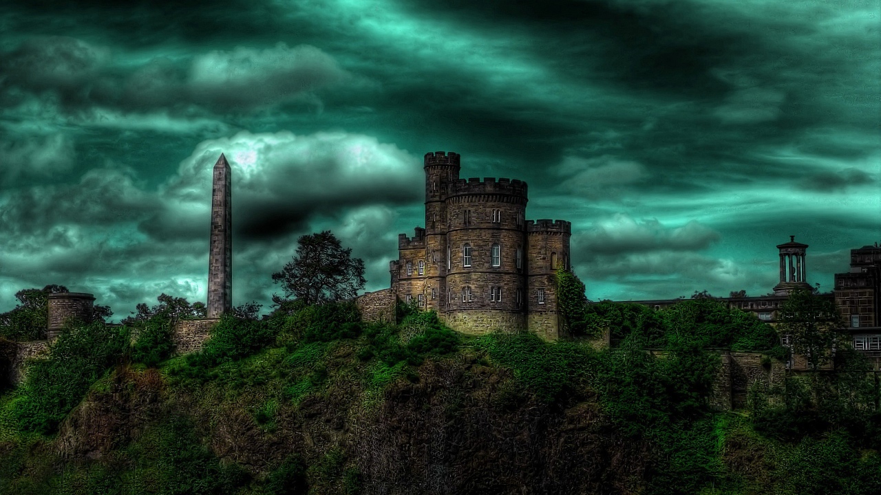 Замок на холме под зеленым небом