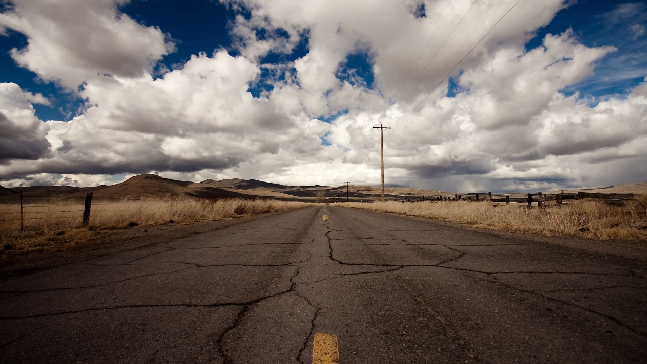 Трещины на асфальте в пустыне