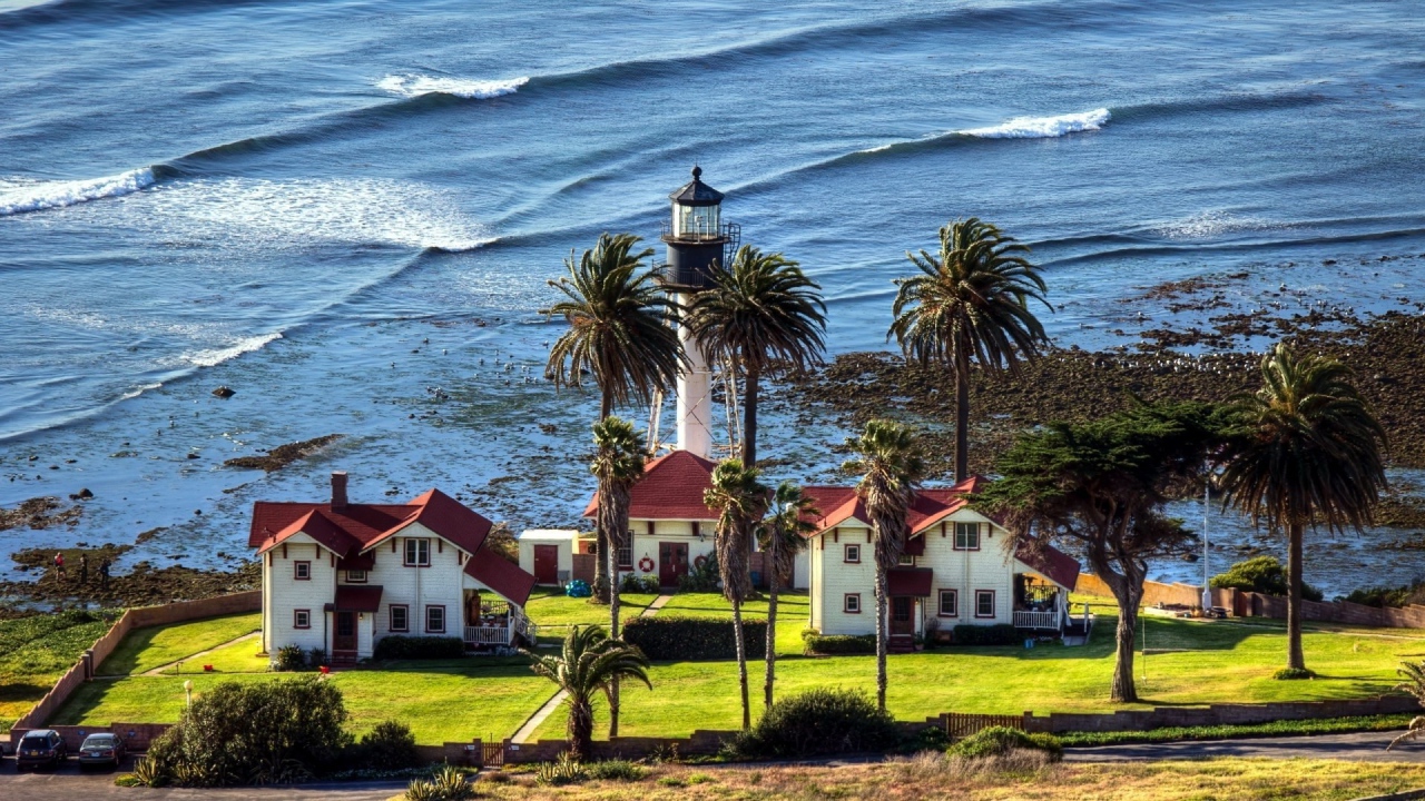 Маяк под пальмами на берегу моря