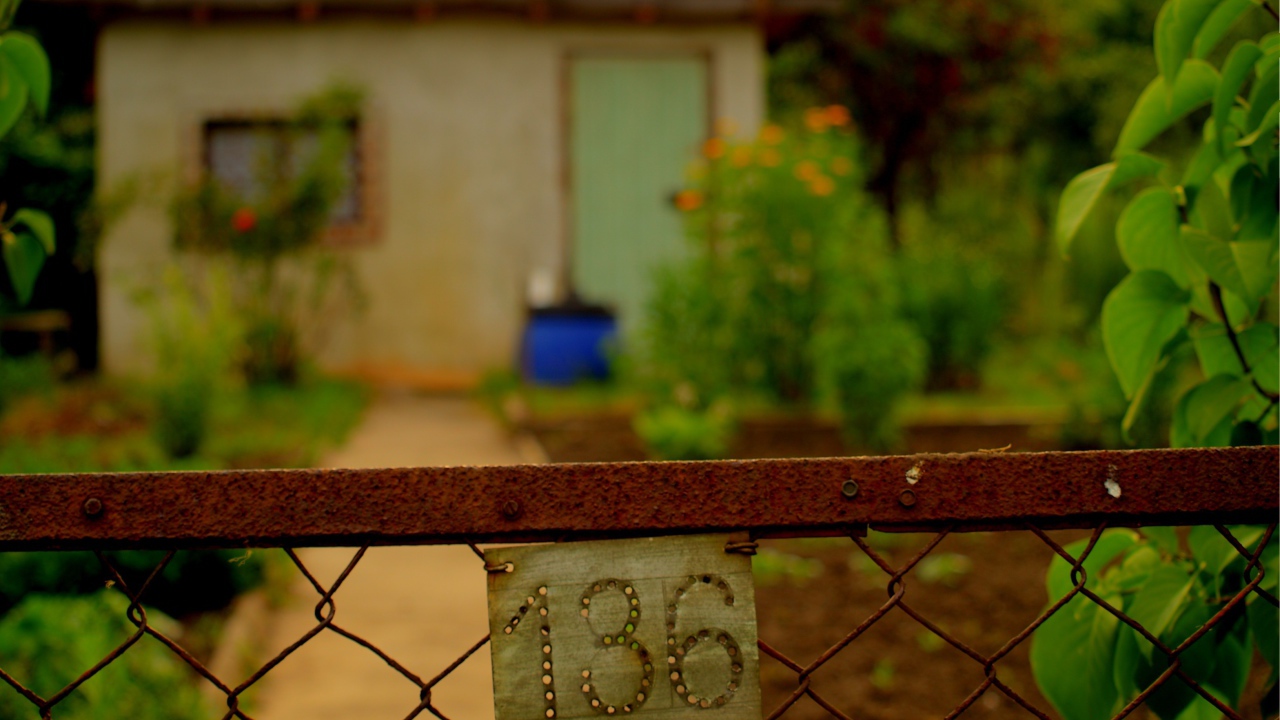 Номерной знак на калитке