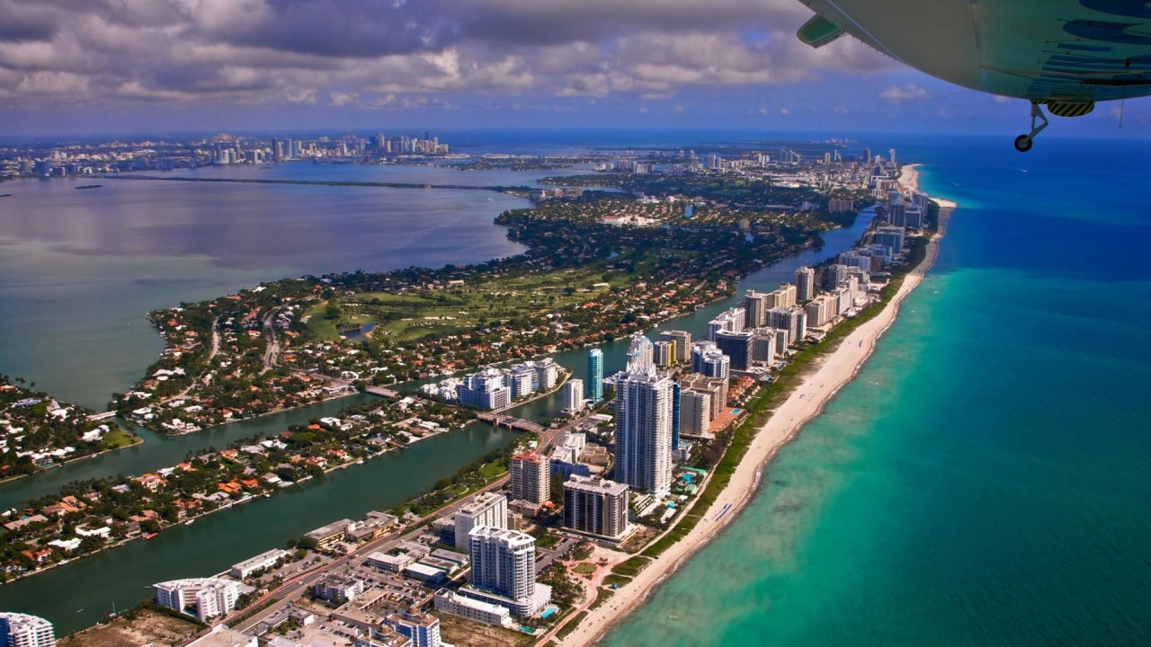 Курорт Майами под крылом самолета