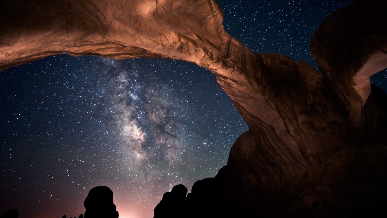 Звезды над скалами в каньоне, Юта, США