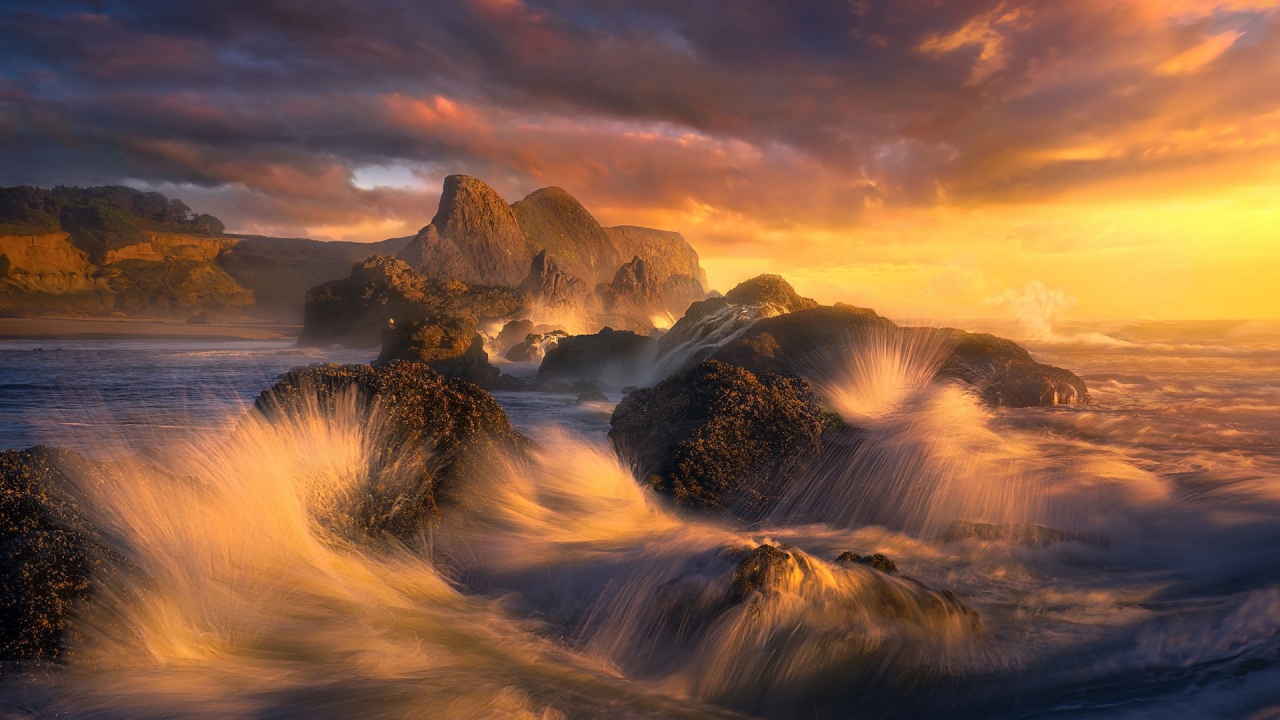 Волны разбиваются о камни у побережья в Орегоне