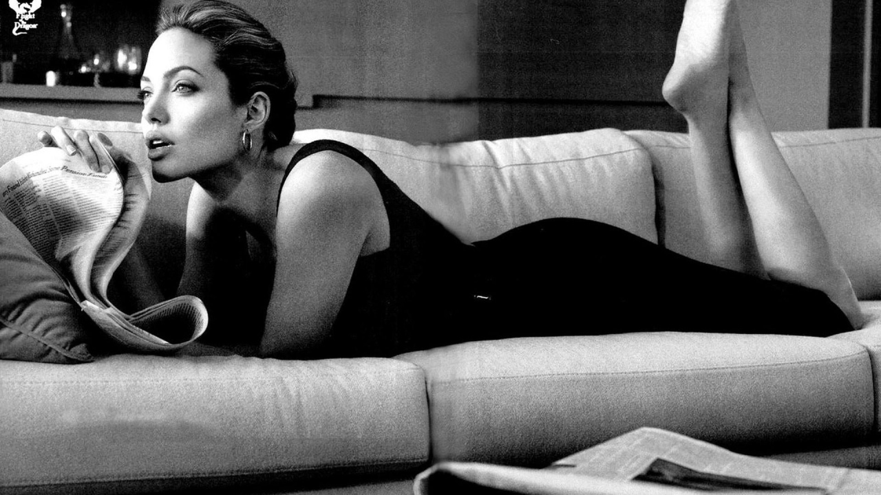 Анджелина Джоли лежит на диване