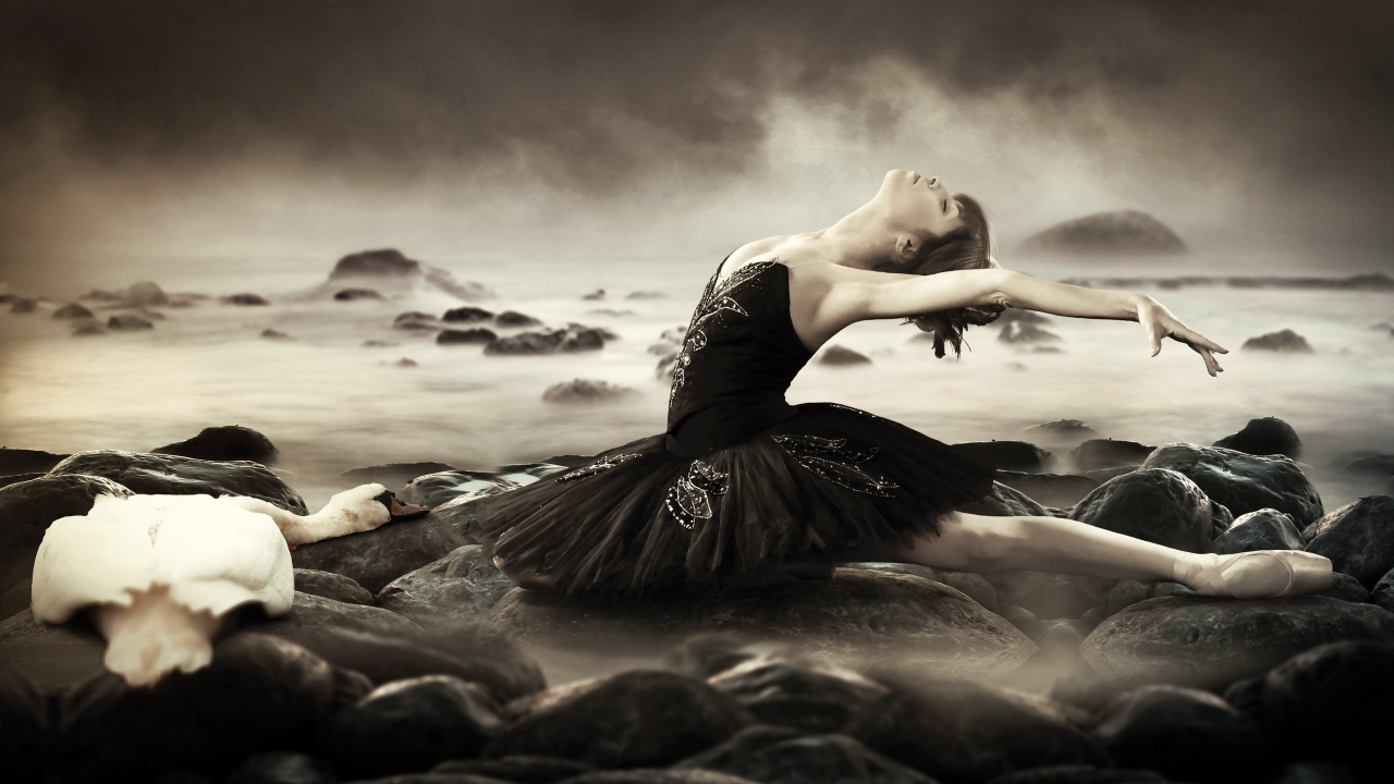 Балерина в черном платье среди волн