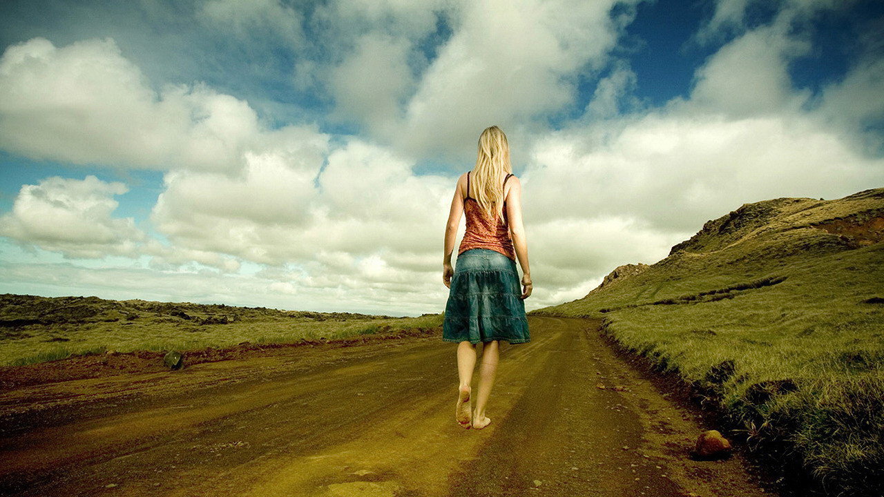 Босая девушка на дороге