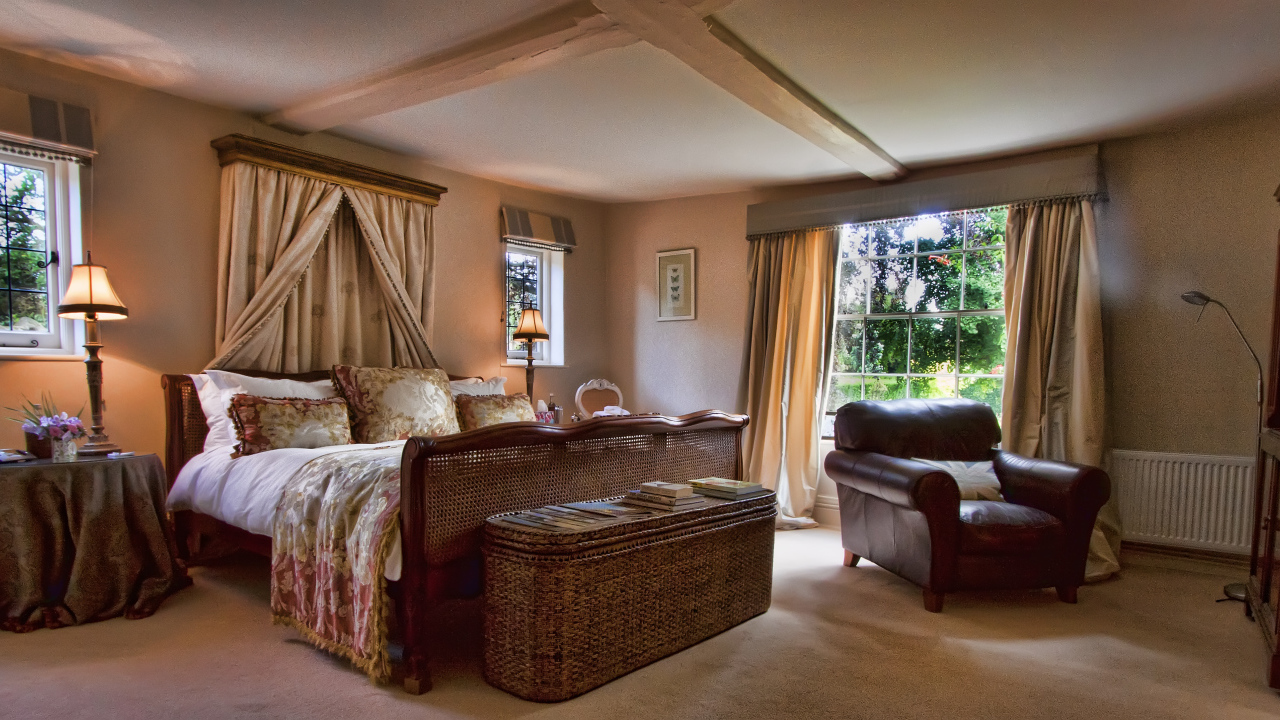 Кровать в загородном доме