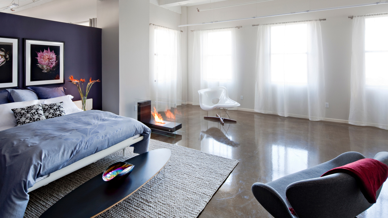 Спальня с белыми шторами