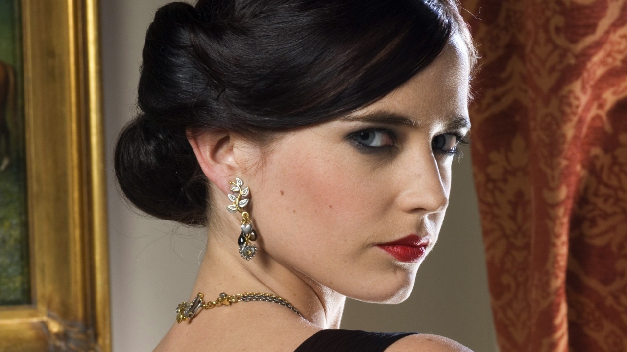 Ева Грин хмурит брови