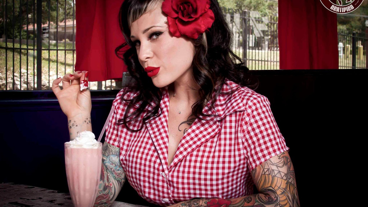 Девушка в тату ест мороженое