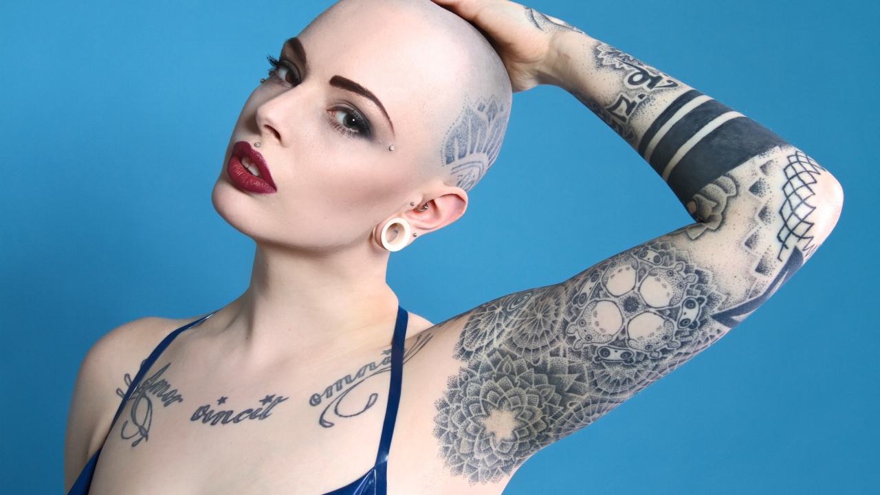 Остриженная налысо девушка с тату