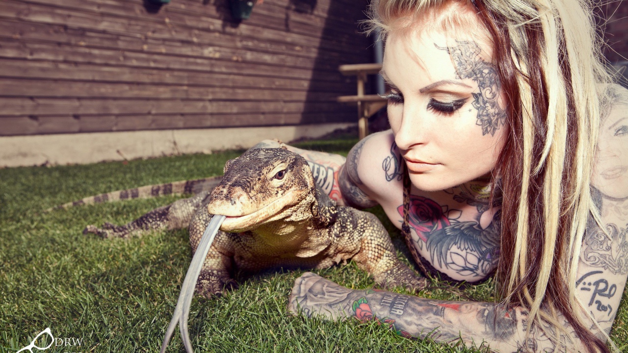 Татуированная девушка с рептилией