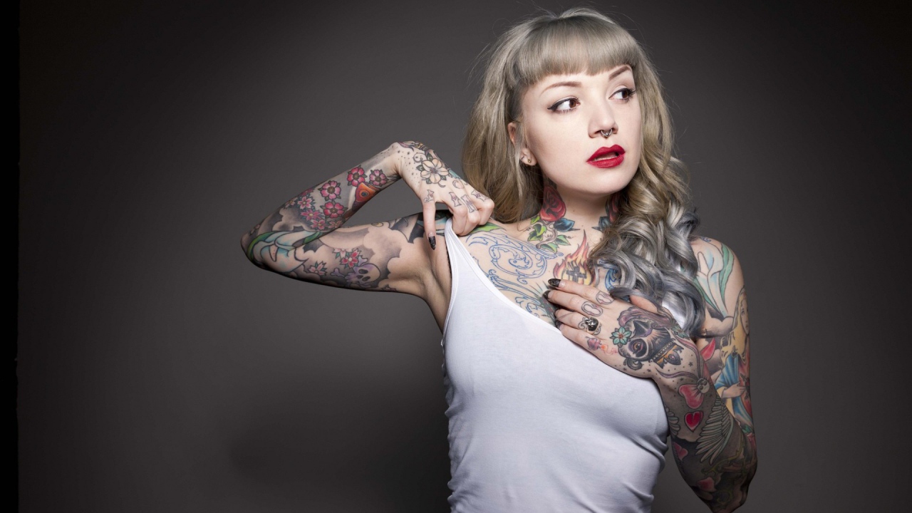 Татуированная девушка в белой майке