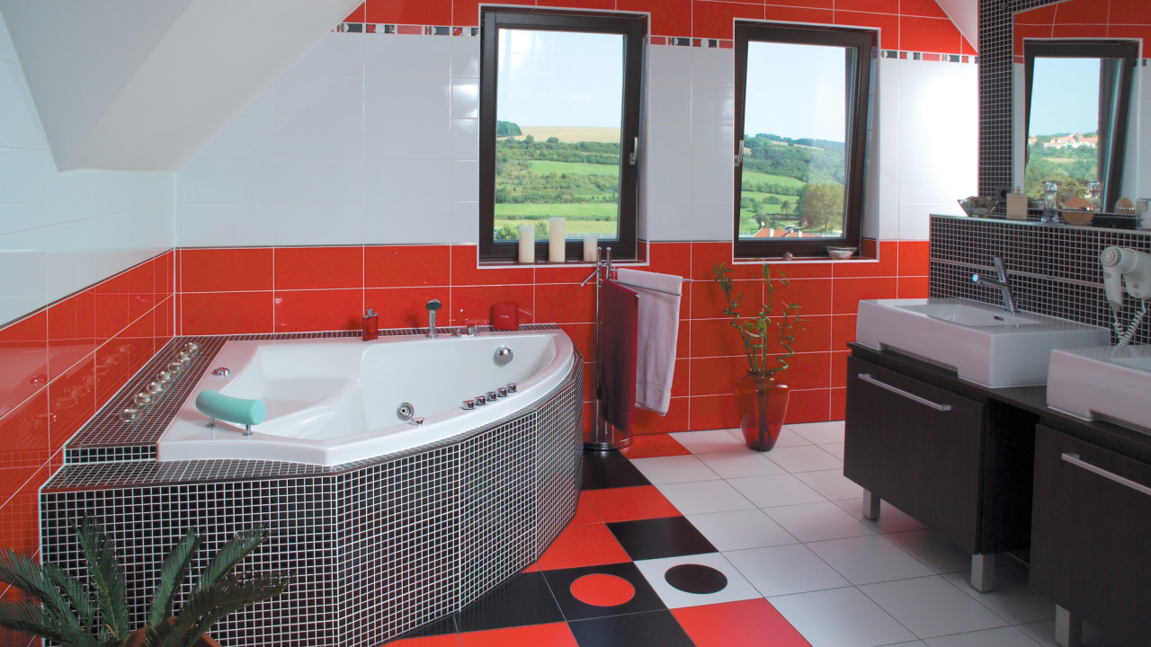 Красная плитка в ванной