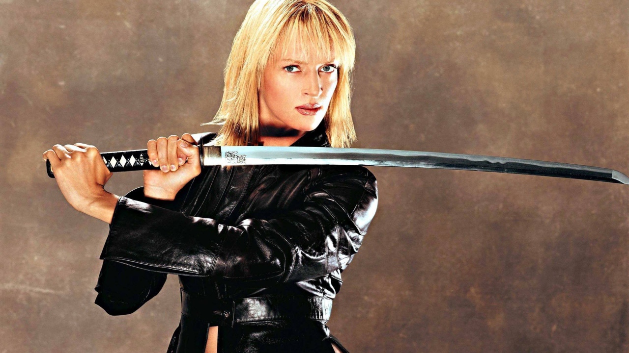 Ума Турман держит катану в руках