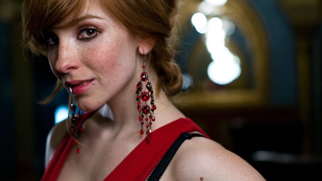 Вика Керекеш в красном платье