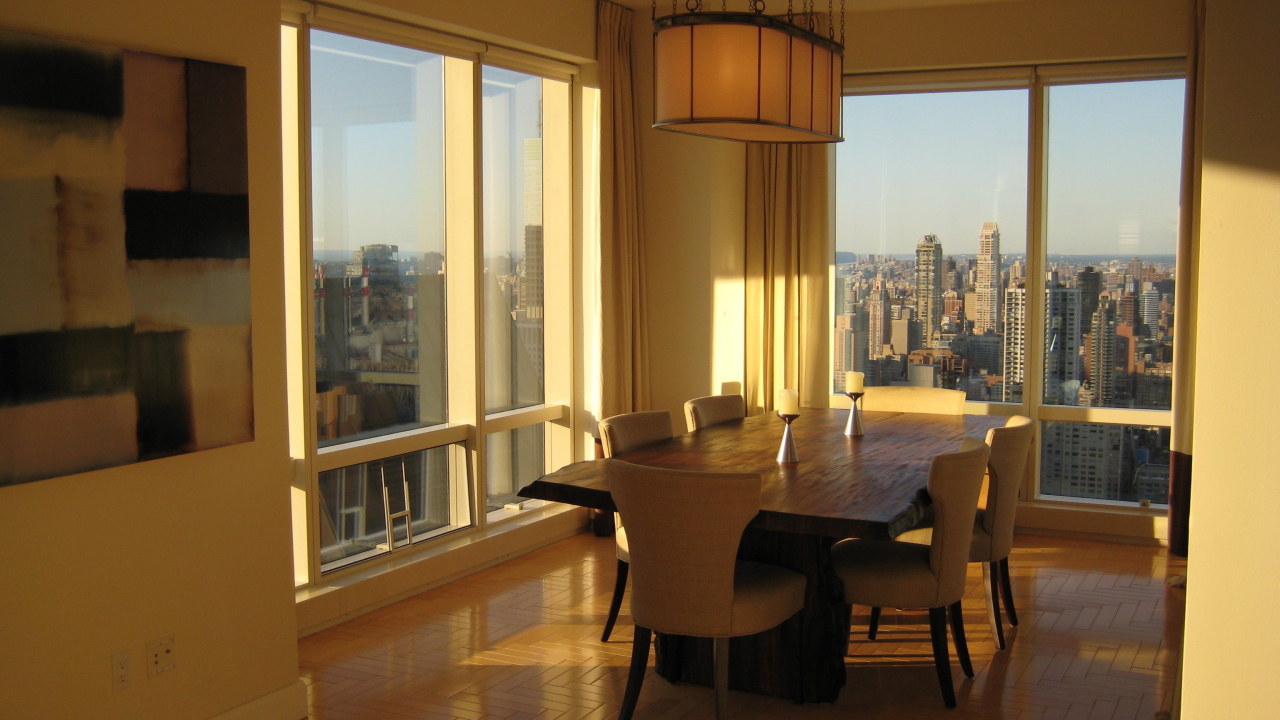 Обеденный стол в квартире