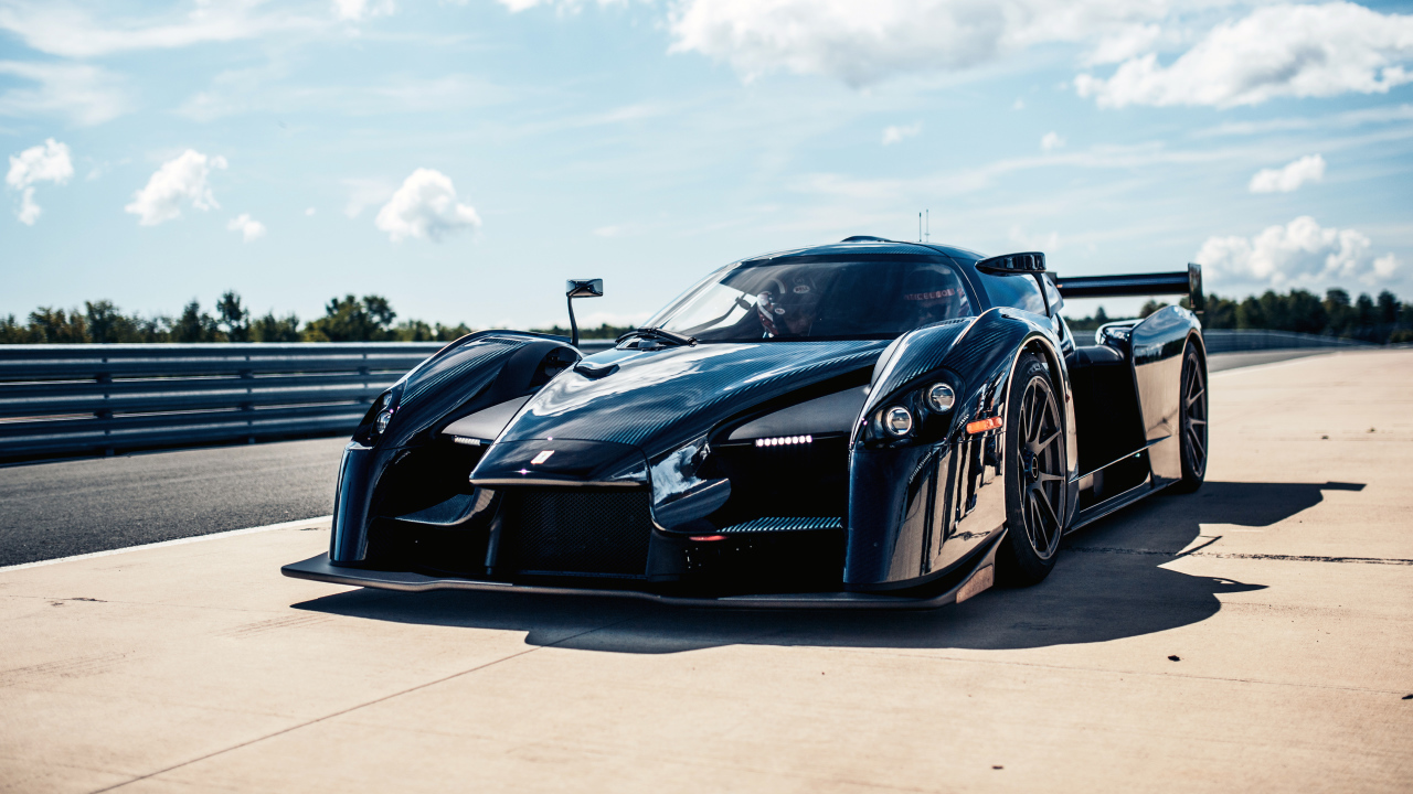 Черный быстрый спортивный автомобиль SCG 003CS на фоне голубого неба