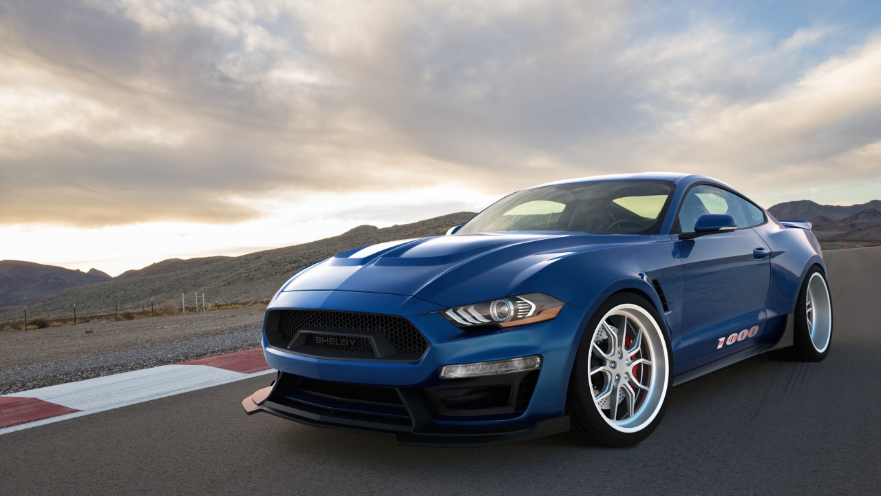 Синий автомобиль Shelby 1000, 2018 под красивым небом