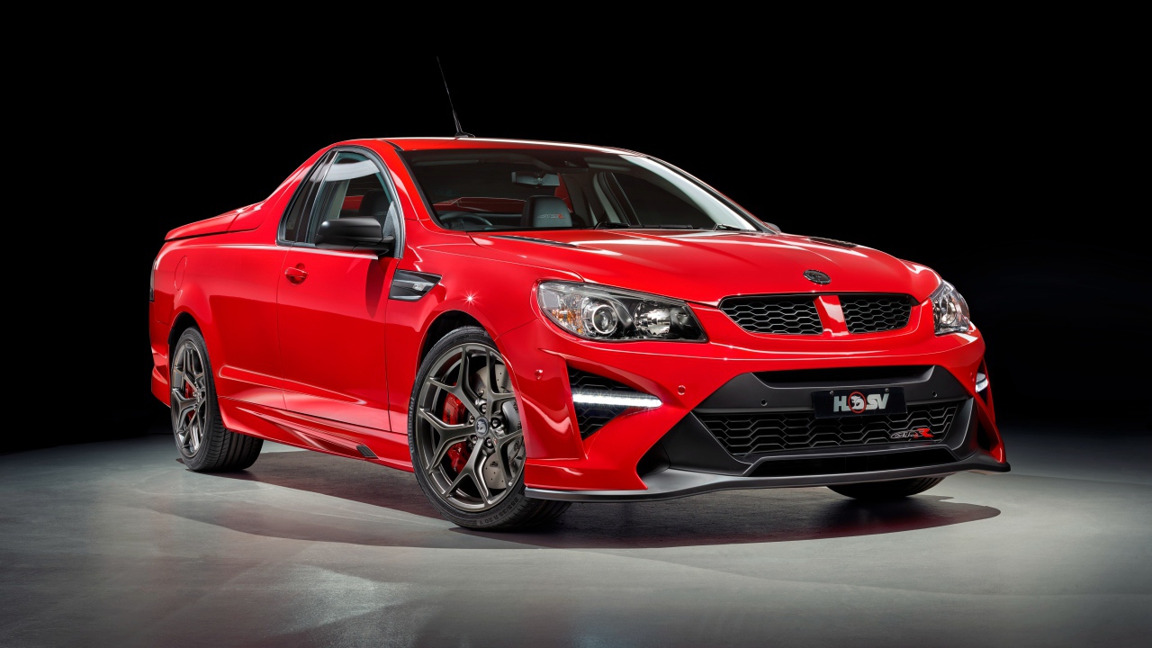 Красный автомобиль Holden GTSR Maloo, 2017 