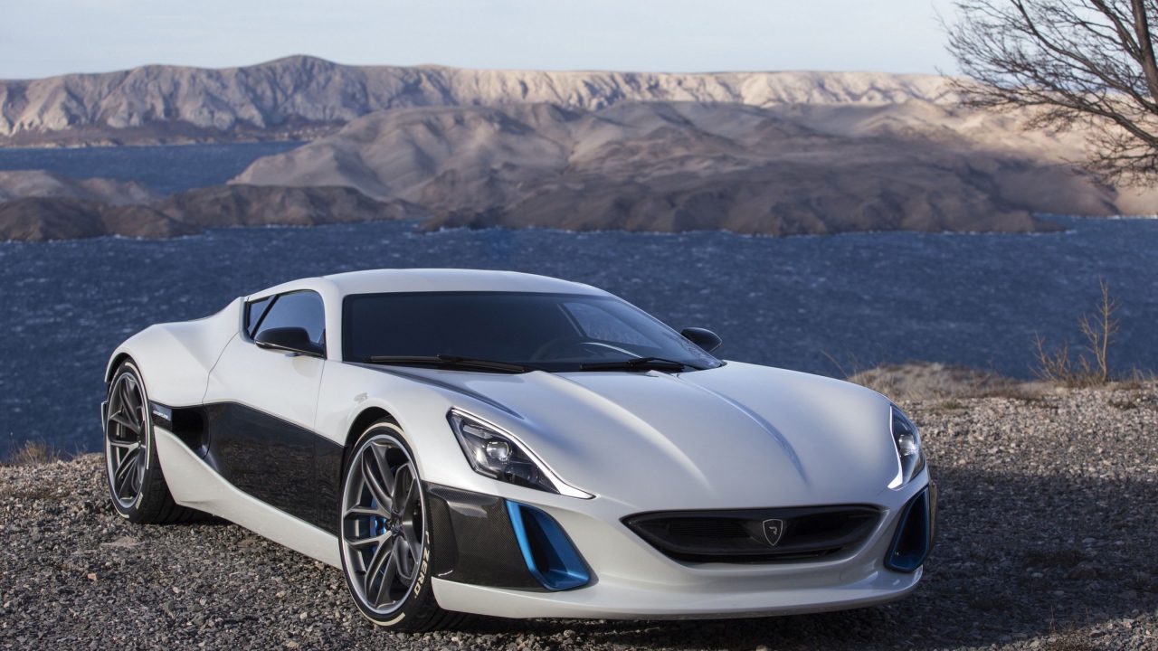 Спорткар  Rimac Concept One на фоне гор 