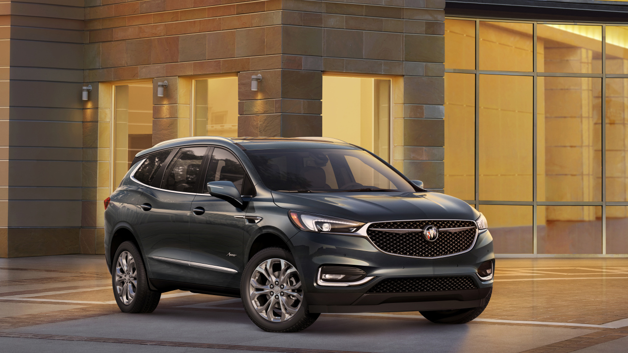 Серебристый автомобиль Buick Enclave, 2017 