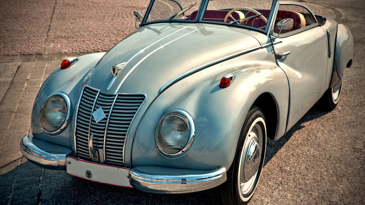 Серебристый ретро автомобиль IFA F9