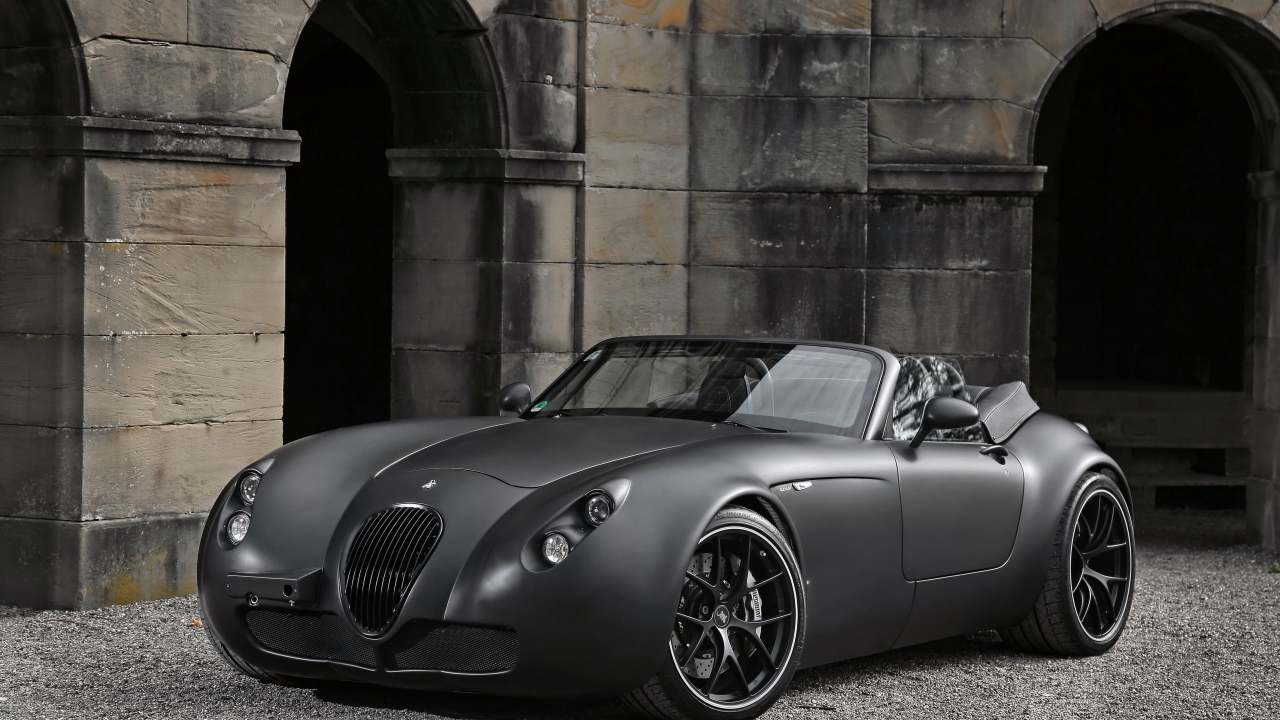 Стильный серебристый автомобиль Wiesmann GT MF5 