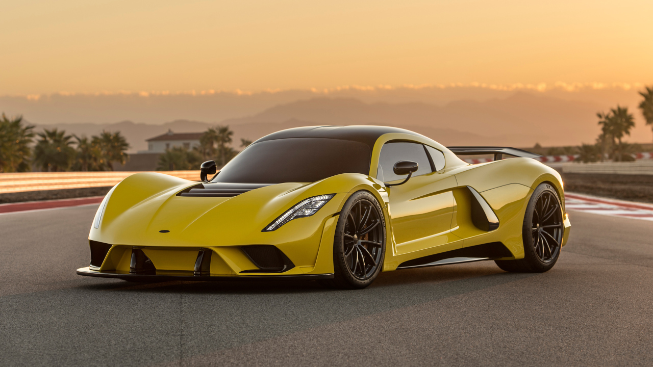 Желтый спортивный автомобиль Hennessey Venom F5, 2019