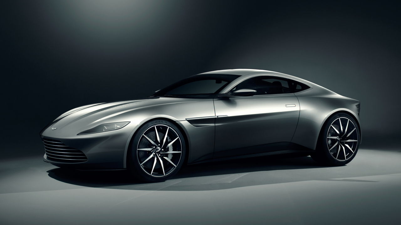 Серебристый автомобиль Aston Martin DB10 