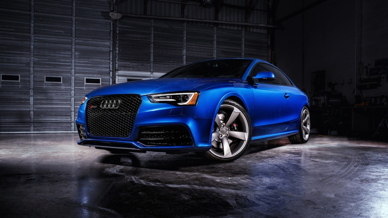 Синий спортивный автомобиль Audi RS5 