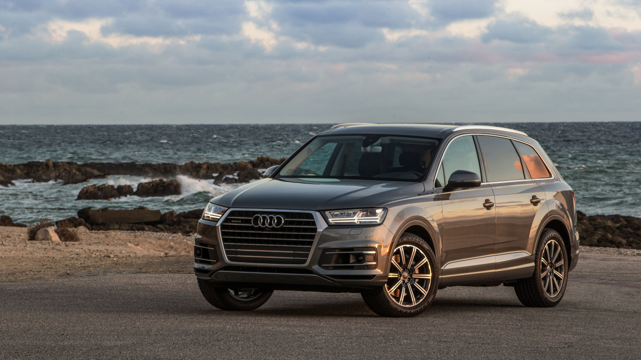 SUV Audi Q7, 2018 against the background of the ocean